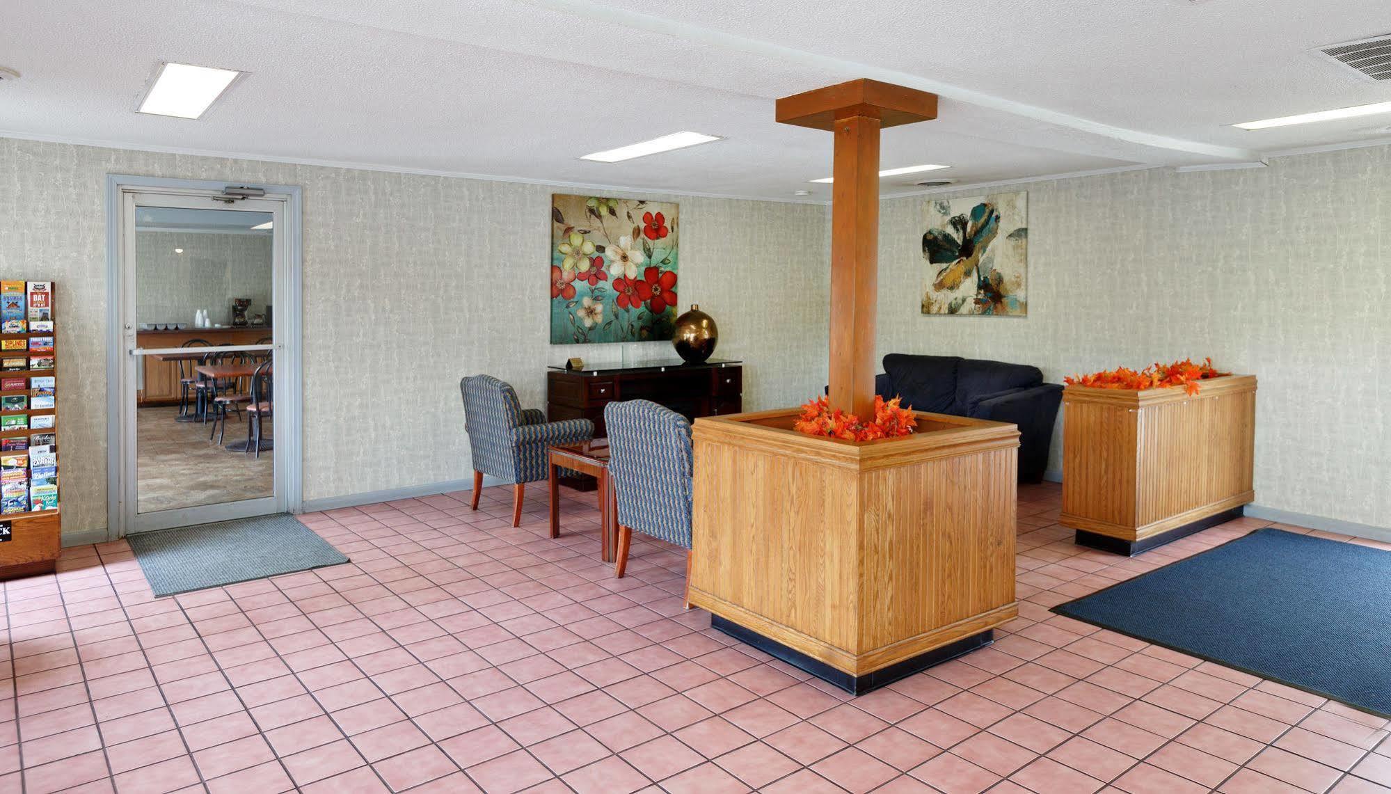 Red Carpet Inn - Louisville Exterior photo