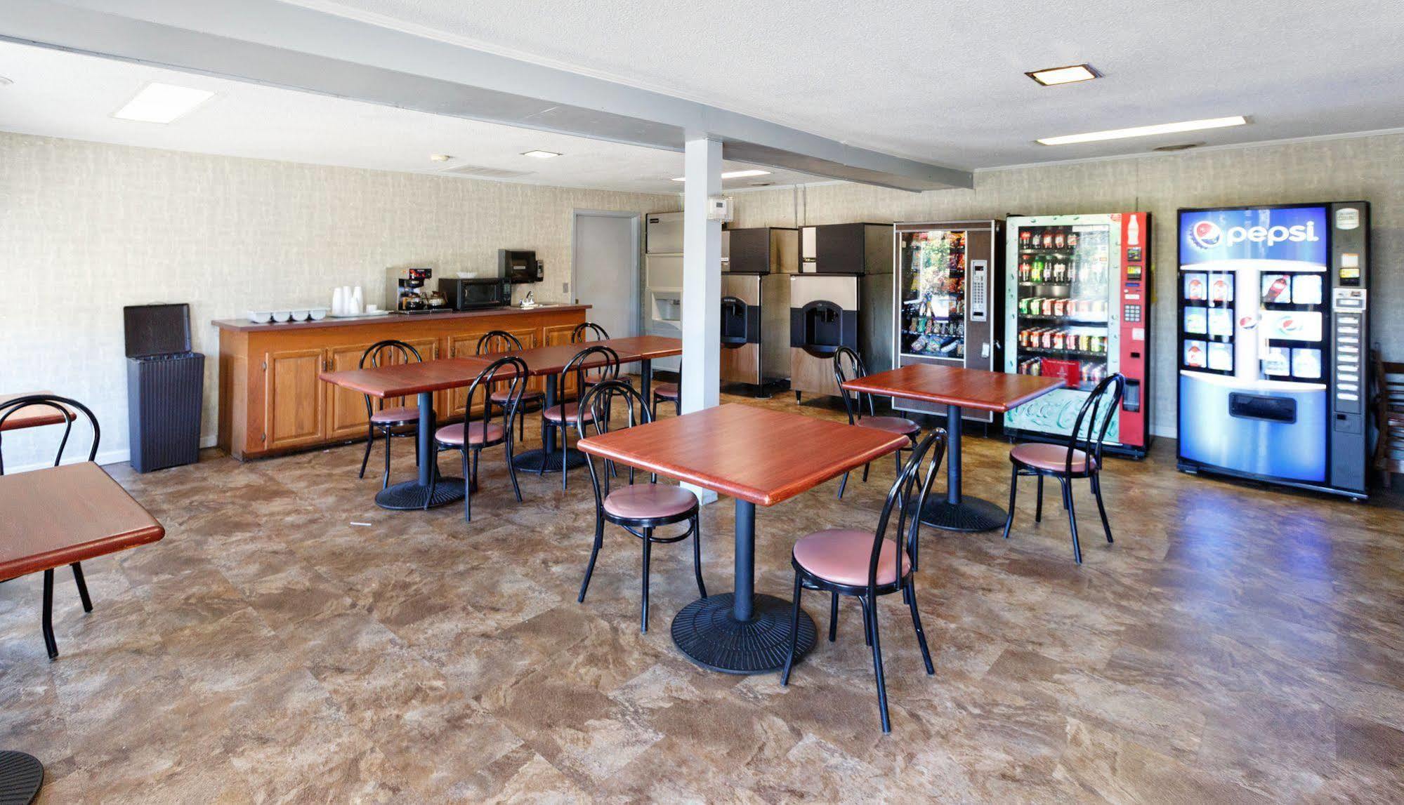 Red Carpet Inn - Louisville Exterior photo